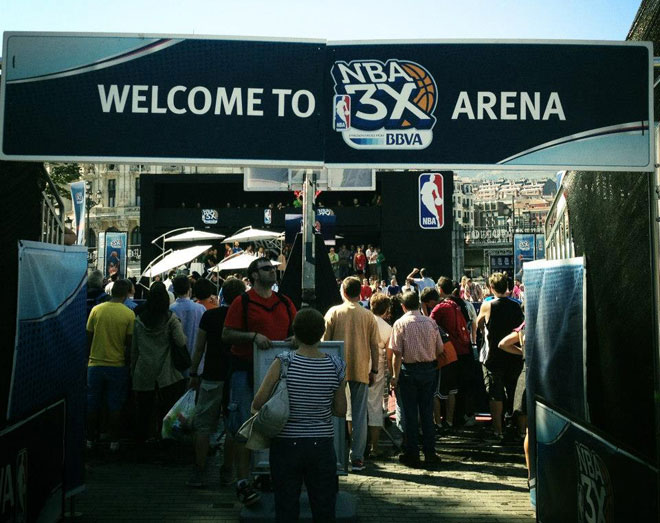 El NBA 3X Tour presentado por BBVA ha triunfado a lo grande en Bilbao. Eric Gordon, estrella de los Hornets, conquist� a los aficionados y las Magic Dancers enamoraron con sus coreograf�as. Ricky Rubio, Pau Gasol y Derrick Rose, a tama�o gigante, tambi�n se dejaron ver en el Muelle del Arenal.
