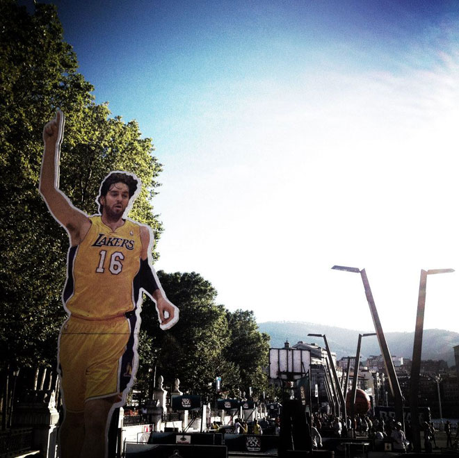 El NBA 3X Tour presentado por BBVA ha triunfado a lo grande en Bilbao. Eric Gordon, estrella de los Hornets, conquist� a los aficionados y las Magic Dancers enamoraron con sus coreograf�as. Ricky Rubio, Pau Gasol y Derrick Rose, a tama�o gigante, tambi�n se dejaron ver en el Muelle del Arenal.