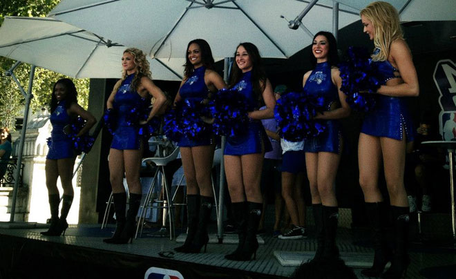 El NBA 3X Tour presentado por BBVA ha triunfado a lo grande en Bilbao. Eric Gordon, estrella de los Hornets, conquist� a los aficionados y las Magic Dancers enamoraron con sus coreograf�as. Ricky Rubio, Pau Gasol y Derrick Rose, a tama�o gigante, tambi�n se dejaron ver en el Muelle del Arenal.