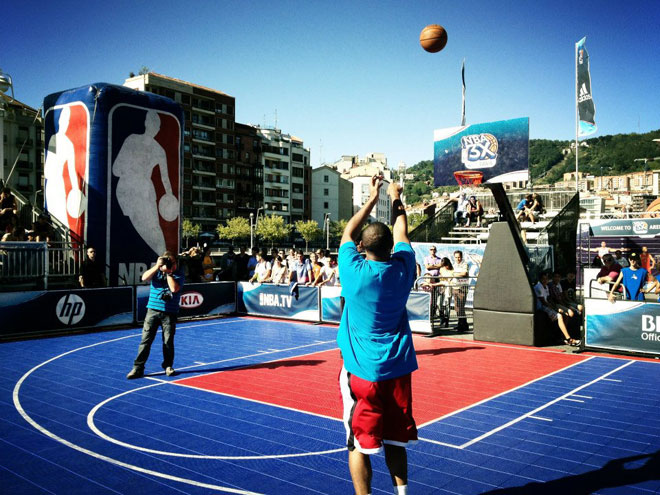 El NBA 3X Tour presentado por BBVA ha triunfado a lo grande en Bilbao. Eric Gordon, estrella de los Hornets, conquist� a los aficionados y las Magic Dancers enamoraron con sus coreograf�as. Ricky Rubio, Pau Gasol y Derrick Rose, a tama�o gigante, tambi�n se dejaron ver en el Muelle del Arenal.