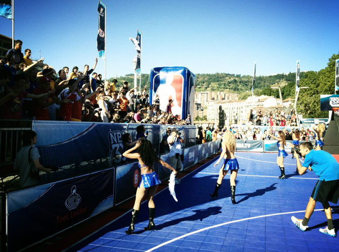 El NBA 3X Tour presentado por BBVA ha triunfado a lo grande en Bilbao. Eric Gordon, estrella de los Hornets, conquist� a los aficionados y las Magic Dancers enamoraron con sus coreograf�as. Ricky Rubio, Pau Gasol y Derrick Rose, a tama�o gigante, tambi�n se dejaron ver en el Muelle del Arenal.