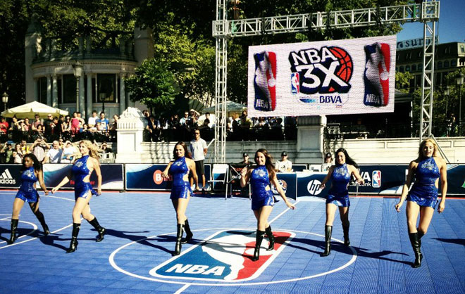El NBA 3X Tour presentado por BBVA ha triunfado a lo grande en Bilbao. Eric Gordon, estrella de los Hornets, conquist� a los aficionados y las Magic Dancers enamoraron con sus coreograf�as. Ricky Rubio, Pau Gasol y Derrick Rose, a tama�o gigante, tambi�n se dejaron ver en el Muelle del Arenal.