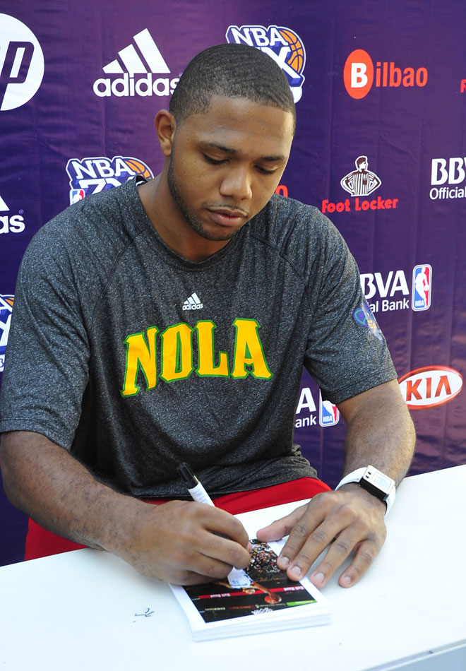 El Muelle del Arenal de Bilbao ha vivido el fin de semana del 15 y 16 de septiembre toda la emoci�n de la NBA. El jugador de los Hornets Eric Gordon y el 'dance team' de los Magic han hecho las delicias de miles de aficionados.
