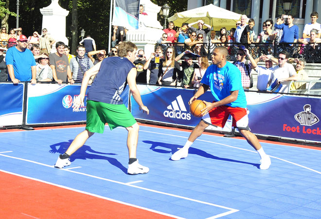 El Muelle del Arenal de Bilbao ha vivido el fin de semana del 15 y 16 de septiembre toda la emoci�n de la NBA. El jugador de los Hornets Eric Gordon y el 'dance team' de los Magic han hecho las delicias de miles de aficionados.