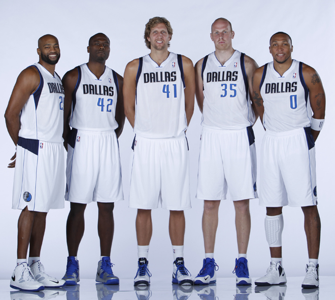 Vince Carter, Elton Brand, Dirk Nowitzki, Chris Kaman y Shawn Marion. Entre los cinco suman 166 a�os y muchas temporadas a sus espaldas. Lo que para muchos ser�a una pega, Carlisle lo ve como una bendici�n cuando el objetivo es lograr el anillo a corto plazo.