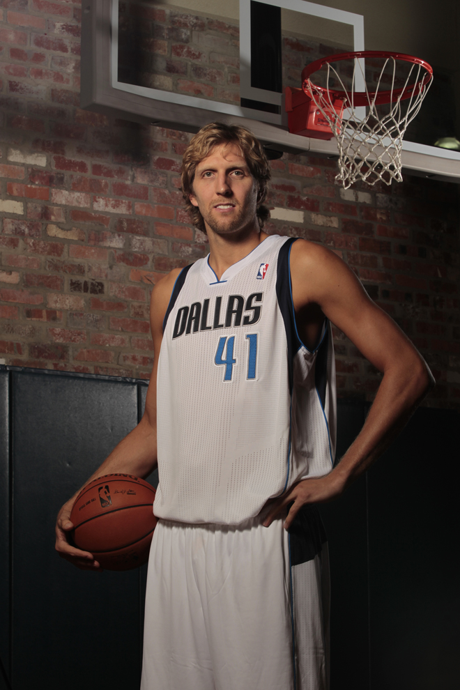 Si hay un equipo en la NBA con un l�der claro y definido, esos son los Mavericks. Carlisle sabe que todos sus esquemas empiezan y acaban en Dirk Nowitzki. El alem�n, tras una temporada irregular, quiere volver por sus fueros y llevar a los tejanos a lo m�s alto de nuevo.