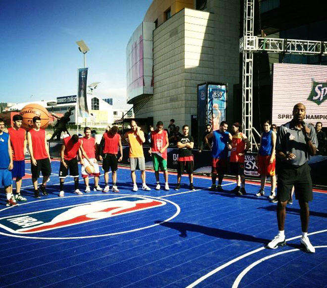 Bruce Bowen, uno de los maestros defensivos de la historia de la NBA, fue el padrino de lujo del NBA 3X Tour que se disput� en La Coru�a.