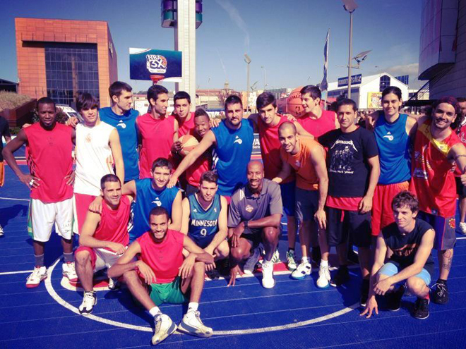 Bruce Bowen, uno de los maestros defensivos de la historia de la NBA, fue el padrino de lujo del NBA 3X Tour que se disput� en La Coru�a.