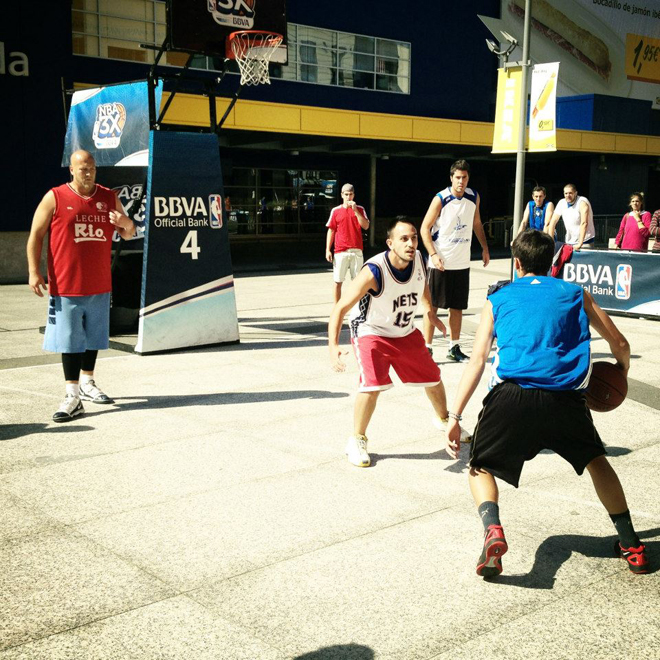Bruce Bowen, uno de los maestros defensivos de la historia de la NBA, fue el padrino de lujo del NBA 3X Tour que se disput� en La Coru�a.