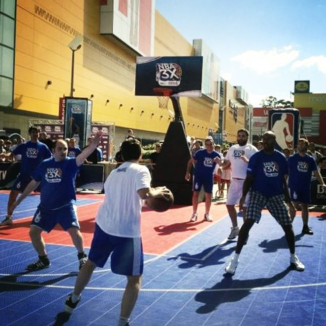 Bruce Bowen, uno de los maestros defensivos de la historia de la NBA, fue el padrino de lujo del NBA 3X Tour que se disput� en La Coru�a.