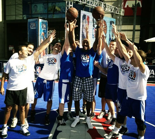 Bruce Bowen, uno de los maestros defensivos de la historia de la NBA, fue el padrino de lujo del NBA 3X Tour que se disput� en La Coru�a.