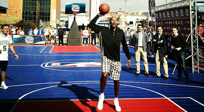 Bruce Bowen, uno de los maestros defensivos de la historia de la NBA, fue el padrino de lujo del NBA 3X Tour que se disput� en La Coru�a.