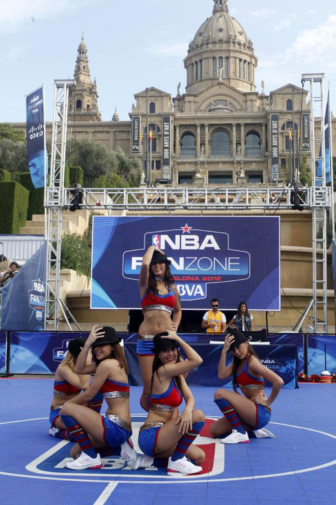 NBA Europe Live 2012 presentado por BBVA ha conquistado barcelona con el NBA Fan Zone organizado por Adidas en la Avenida Reina Maria Cristina.