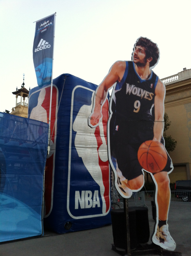 NBA Europe Live 2012 presentado por BBVA ha conquistado barcelona con el NBA Fan Zone organizado por Adidas en la Avenida Reina Maria Cristina.