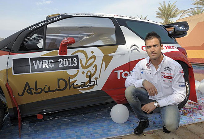 Dani Sordo psa con el coche con el que competir� en el Mundial de rallies en 2013