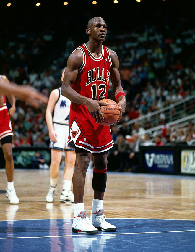 El 17 de febrero de 1963 vino al mundo en Brooklyn un ni�o llamado Michael Jeffrey Jordan y que a�os despu�s se convirti� en el mejor jugador de baloncesto de todos los tiempos. 6 anillos de campe�n de la NBA, 6 MVP de las Finales, 5 MVP de la NBA, 14 All Stars (3 MVP's), 10 M�ximo Anotador, Rookie del A�o (1985), Campe�n de la NCAA (1982) y 2 oros ol�mpicos (84 y 92) son algunos de los �xitos individuales y colectivos de 'Air' Jordan, un mito universal que trascendi� del mundo del baloncesto y del deporte.