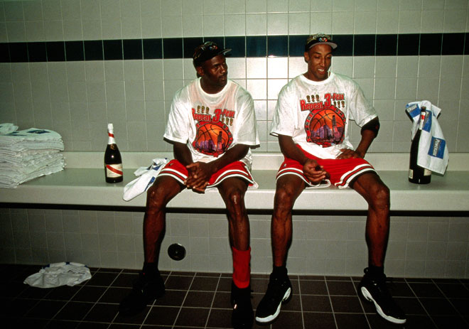 El 17 de febrero de 1963 vino al mundo en Brooklyn un ni�o llamado Michael Jeffrey Jordan y que a�os despu�s se convirti� en el mejor jugador de baloncesto de todos los tiempos. 6 anillos de campe�n de la NBA, 6 MVP de las Finales, 5 MVP de la NBA, 14 All Stars (3 MVP's), 10 M�ximo Anotador, Rookie del A�o (1985), Campe�n de la NCAA (1982) y 2 oros ol�mpicos (84 y 92) son algunos de los �xitos individuales y colectivos de 'Air' Jordan, un mito universal que trascendi� del mundo del baloncesto y del deporte.
