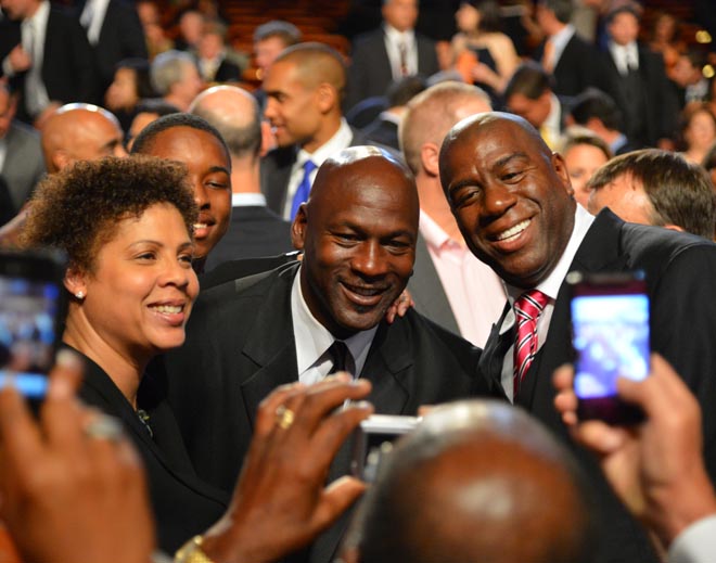 El 17 de febrero de 1963 vino al mundo en Brooklyn un ni�o llamado Michael Jeffrey Jordan y que a�os despu�s se convirti� en el mejor jugador de baloncesto de todos los tiempos. 6 anillos de campe�n de la NBA, 6 MVP de las Finales, 5 MVP de la NBA, 14 All Stars (3 MVP's), 10 M�ximo Anotador, Rookie del A�o (1985), Campe�n de la NCAA (1982) y 2 oros ol�mpicos (84 y 92) son algunos de los �xitos individuales y colectivos de 'Air' Jordan, un mito universal que trascendi� del mundo del baloncesto y del deporte.