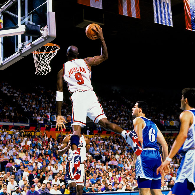 El 17 de febrero de 1963 vino al mundo en Brooklyn un ni�o llamado Michael Jeffrey Jordan y que a�os despu�s se convirti� en el mejor jugador de baloncesto de todos los tiempos. 6 anillos de campe�n de la NBA, 6 MVP de las Finales, 5 MVP de la NBA, 14 All Stars (3 MVP's), 10 M�ximo Anotador, Rookie del A�o (1985), Campe�n de la NCAA (1982) y 2 oros ol�mpicos (84 y 92) son algunos de los �xitos individuales y colectivos de 'Air' Jordan, un mito universal que trascendi� del mundo del baloncesto y del deporte.