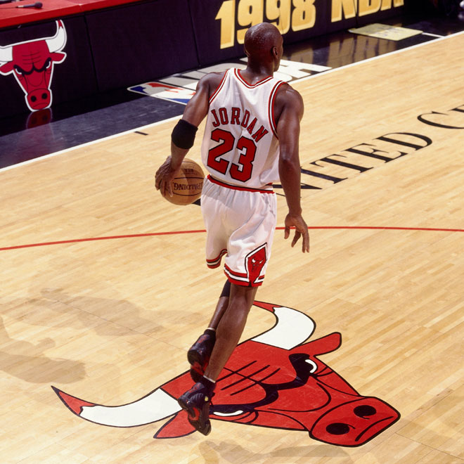 El 17 de febrero de 1963 vino al mundo en Brooklyn un ni�o llamado Michael Jeffrey Jordan y que a�os despu�s se convirti� en el mejor jugador de baloncesto de todos los tiempos. 6 anillos de campe�n de la NBA, 6 MVP de las Finales, 5 MVP de la NBA, 14 All Stars (3 MVP's), 10 M�ximo Anotador, Rookie del A�o (1985), Campe�n de la NCAA (1982) y 2 oros ol�mpicos (84 y 92) son algunos de los �xitos individuales y colectivos de 'Air' Jordan, un mito universal que trascendi� del mundo del baloncesto y del deporte.