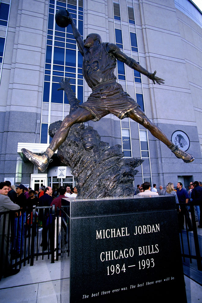 El 17 de febrero de 1963 vino al mundo en Brooklyn un ni�o llamado Michael Jeffrey Jordan y que a�os despu�s se convirti� en el mejor jugador de baloncesto de todos los tiempos. 6 anillos de campe�n de la NBA, 6 MVP de las Finales, 5 MVP de la NBA, 14 All Stars (3 MVP's), 10 M�ximo Anotador, Rookie del A�o (1985), Campe�n de la NCAA (1982) y 2 oros ol�mpicos (84 y 92) son algunos de los �xitos individuales y colectivos de 'Air' Jordan, un mito universal que trascendi� del mundo del baloncesto y del deporte.