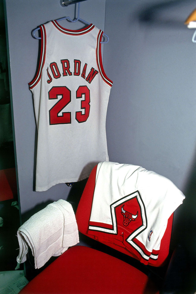 El 17 de febrero de 1963 vino al mundo en Brooklyn un ni�o llamado Michael Jeffrey Jordan y que a�os despu�s se convirti� en el mejor jugador de baloncesto de todos los tiempos. 6 anillos de campe�n de la NBA, 6 MVP de las Finales, 5 MVP de la NBA, 14 All Stars (3 MVP's), 10 M�ximo Anotador, Rookie del A�o (1985), Campe�n de la NCAA (1982) y 2 oros ol�mpicos (84 y 92) son algunos de los �xitos individuales y colectivos de 'Air' Jordan, un mito universal que trascendi� del mundo del baloncesto y del deporte.