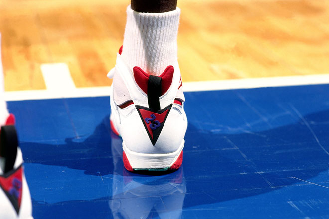 El 17 de febrero de 1963 vino al mundo en Brooklyn un ni�o llamado Michael Jeffrey Jordan y que a�os despu�s se convirti� en el mejor jugador de baloncesto de todos los tiempos. 6 anillos de campe�n de la NBA, 6 MVP de las Finales, 5 MVP de la NBA, 14 All Stars (3 MVP's), 10 M�ximo Anotador, Rookie del A�o (1985), Campe�n de la NCAA (1982) y 2 oros ol�mpicos (84 y 92) son algunos de los �xitos individuales y colectivos de 'Air' Jordan, un mito universal que trascendi� del mundo del baloncesto y del deporte.