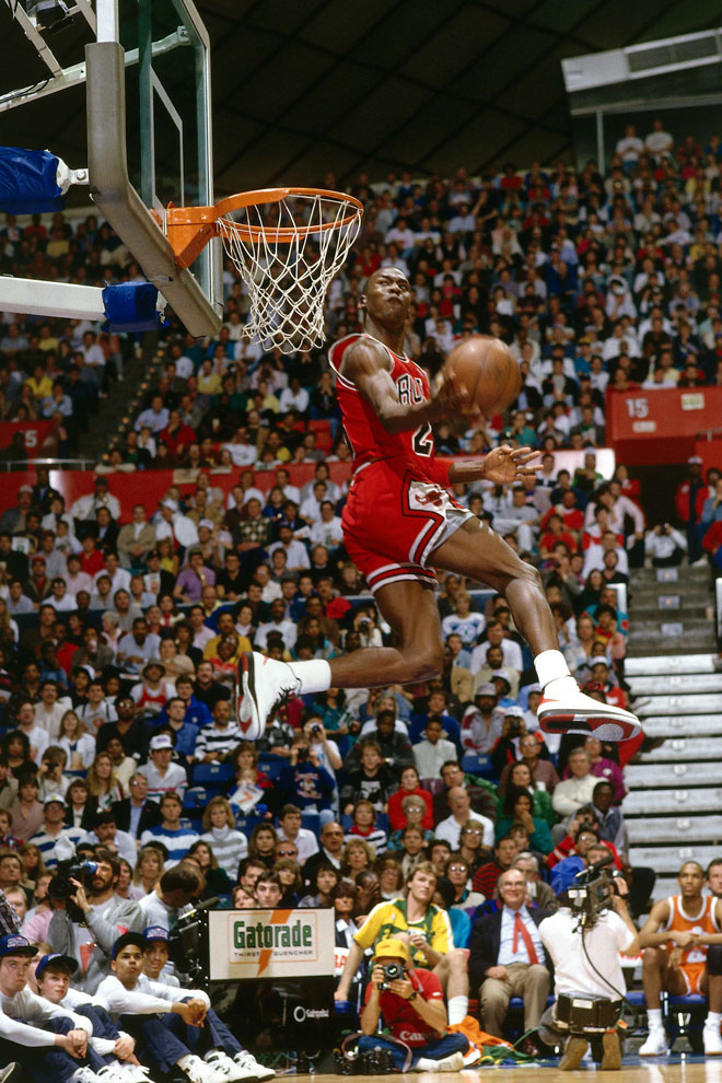 El 17 de febrero de 1963 vino al mundo en Brooklyn un ni�o llamado Michael Jeffrey Jordan y que a�os despu�s se convirti� en el mejor jugador de baloncesto de todos los tiempos. 6 anillos de campe�n de la NBA, 6 MVP de las Finales, 5 MVP de la NBA, 14 All Stars (3 MVP's), 10 M�ximo Anotador, Rookie del A�o (1985), Campe�n de la NCAA (1982) y 2 oros ol�mpicos (84 y 92) son algunos de los �xitos individuales y colectivos de 'Air' Jordan, un mito universal que trascendi� del mundo del baloncesto y del deporte.