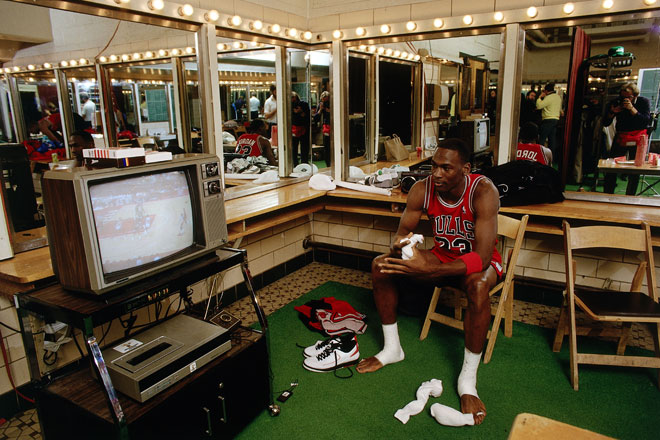 El 17 de febrero de 1963 vino al mundo en Brooklyn un ni�o llamado Michael Jeffrey Jordan y que a�os despu�s se convirti� en el mejor jugador de baloncesto de todos los tiempos. 6 anillos de campe�n de la NBA, 6 MVP de las Finales, 5 MVP de la NBA, 14 All Stars (3 MVP's), 10 M�ximo Anotador, Rookie del A�o (1985), Campe�n de la NCAA (1982) y 2 oros ol�mpicos (84 y 92) son algunos de los �xitos individuales y colectivos de 'Air' Jordan, un mito universal que trascendi� del mundo del baloncesto y del deporte.