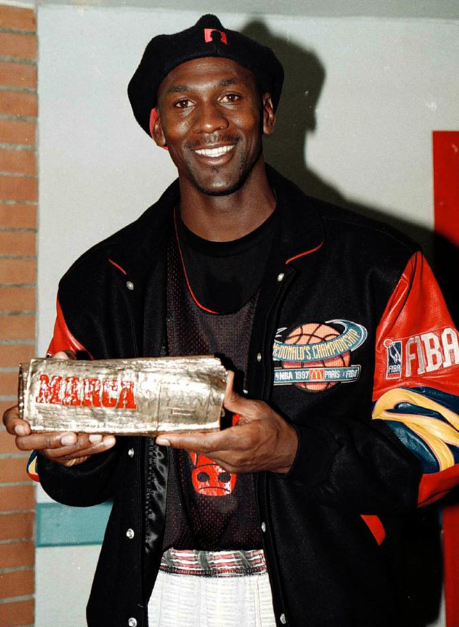 El 17 de febrero de 1963 vino al mundo en Brooklyn un ni�o llamado Michael Jeffrey Jordan y que a�os despu�s se convirti� en el mejor jugador de baloncesto de todos los tiempos. 6 anillos de campe�n de la NBA, 6 MVP de las Finales, 5 MVP de la NBA, 14 All Stars (3 MVP's), 10 M�ximo Anotador, Rookie del A�o (1985), Campe�n de la NCAA (1982) y 2 oros ol�mpicos (84 y 92) son algunos de los �xitos individuales y colectivos de 'Air' Jordan, un mito universal que trascendi� del mundo del baloncesto y del deporte.