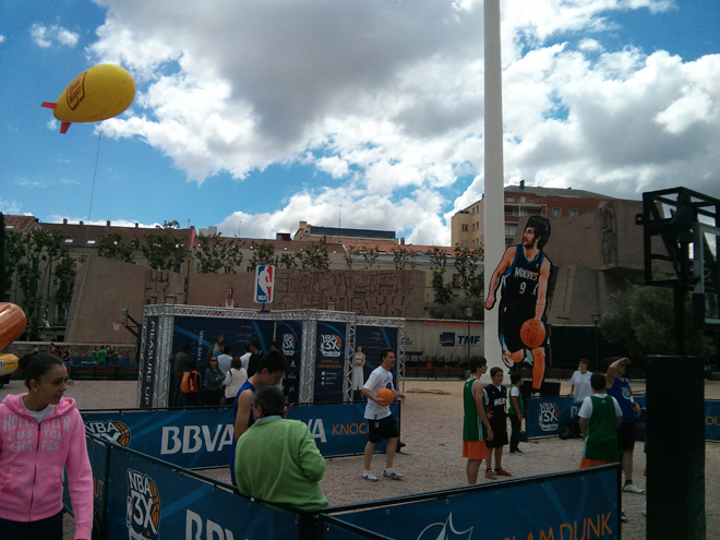 La NBA par� su Tour del 3X en Madrid y la Plaza de Col�n disfrut� con el mejor baloncesto del mundo y numerosas actividades. La canasta tuvo su hueco durante el fin de semana en la capital de Espa�a.