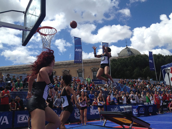 La NBA par� su Tour del 3X en Madrid y la Plaza de Col�n disfrut� con el mejor baloncesto del mundo y numerosas actividades. La canasta tuvo su hueco durante el fin de semana en la capital de Espa�a.