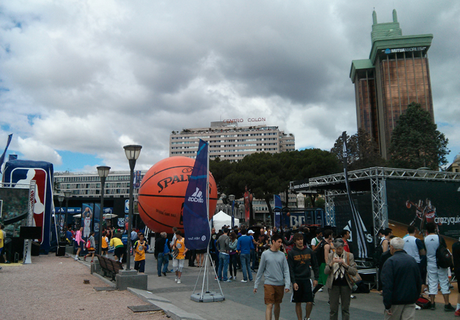 La NBA par� su Tour del 3X en Madrid y la Plaza de Col�n disfrut� con el mejor baloncesto del mundo y numerosas actividades. La canasta tuvo su hueco durante el fin de semana en la capital de Espa�a.