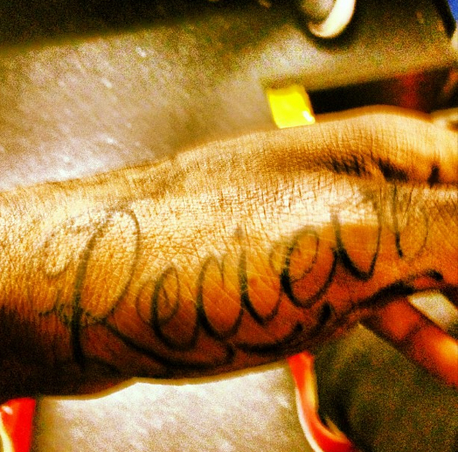 Larry Sanders, recientemente renovado con los Bucks por 44 millones, public� una foto de su �ltimos tatuaje... con un error ortogr�fico. Al p�vot le escribieron en la piel 'RECIEVE' en vez de 'RECEIVE' (recibir). El error est� siendo muy comentado en redes sociales.