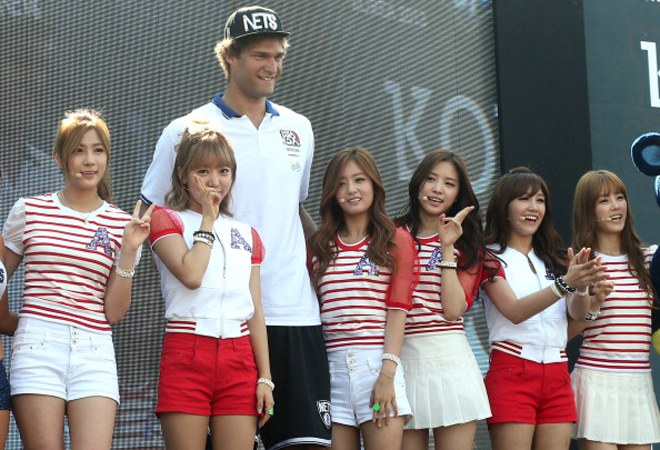 La famosa banda (en Corea del Sur) A-Pink se lo pas� en grande junto a Brook L�pez durante un acto del 2013 NBA 3X de Se�l.