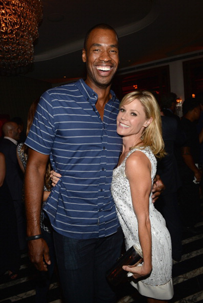 Jason Collins, el primer jugador NBA en activo en salir del armario, posando junto a Claire Dunphy (Julie Bowen), una de las protagonistas de 'Modern Family' en una fiesta de los Premios Emmy.