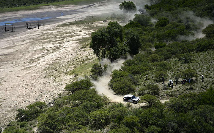 Nasser Al Attiyah, dejando con su Mini un rastro de polvo por todo el camino.