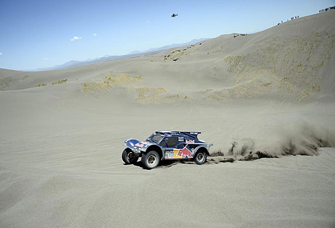 Carlos Sainz ascendi� a la segunda posici�n y ya est�cerca de Peterhansel.