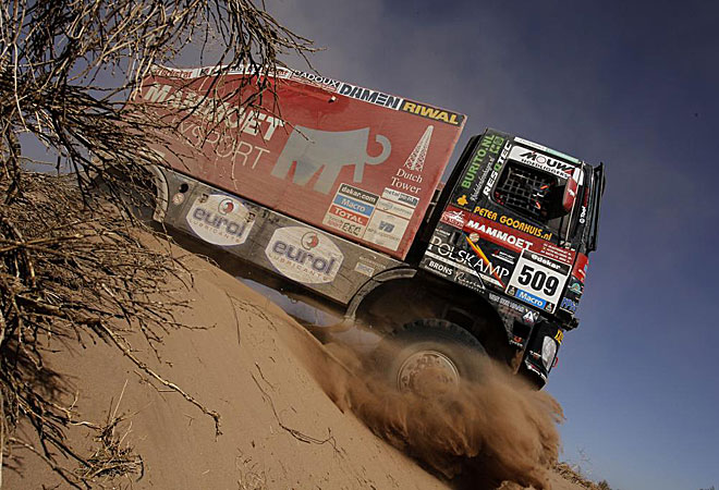 Un cami�n atraviesa una duna con violencia.