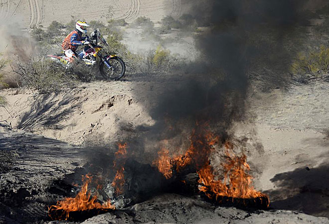 El espa�ol se aleja de las llemas de la moto de Gon�alves