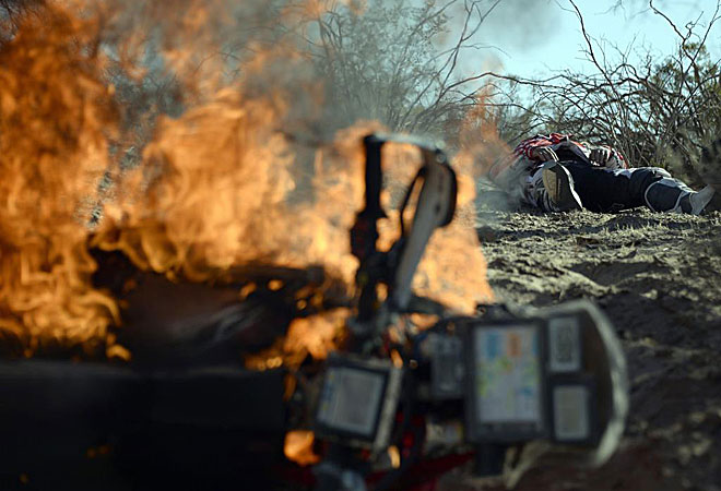El portugu�s Paulo Gon�alves se queda tendido mientras su moto arde en llamas.