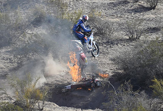 Gon�alves trata desesperado de apagar el fuego de su motos ante la mirada de Pedrero.
