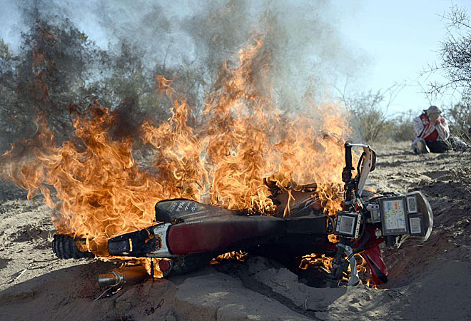 El portugu�s Paulo Gon�alves llora desconsolado mientras ve c�mo su moto arde en llamas.