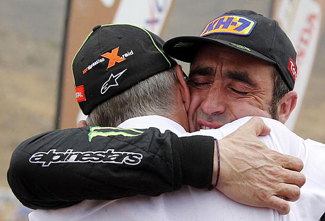 Roma se abraza con el Team Manager de Mini, Sven Quandt.