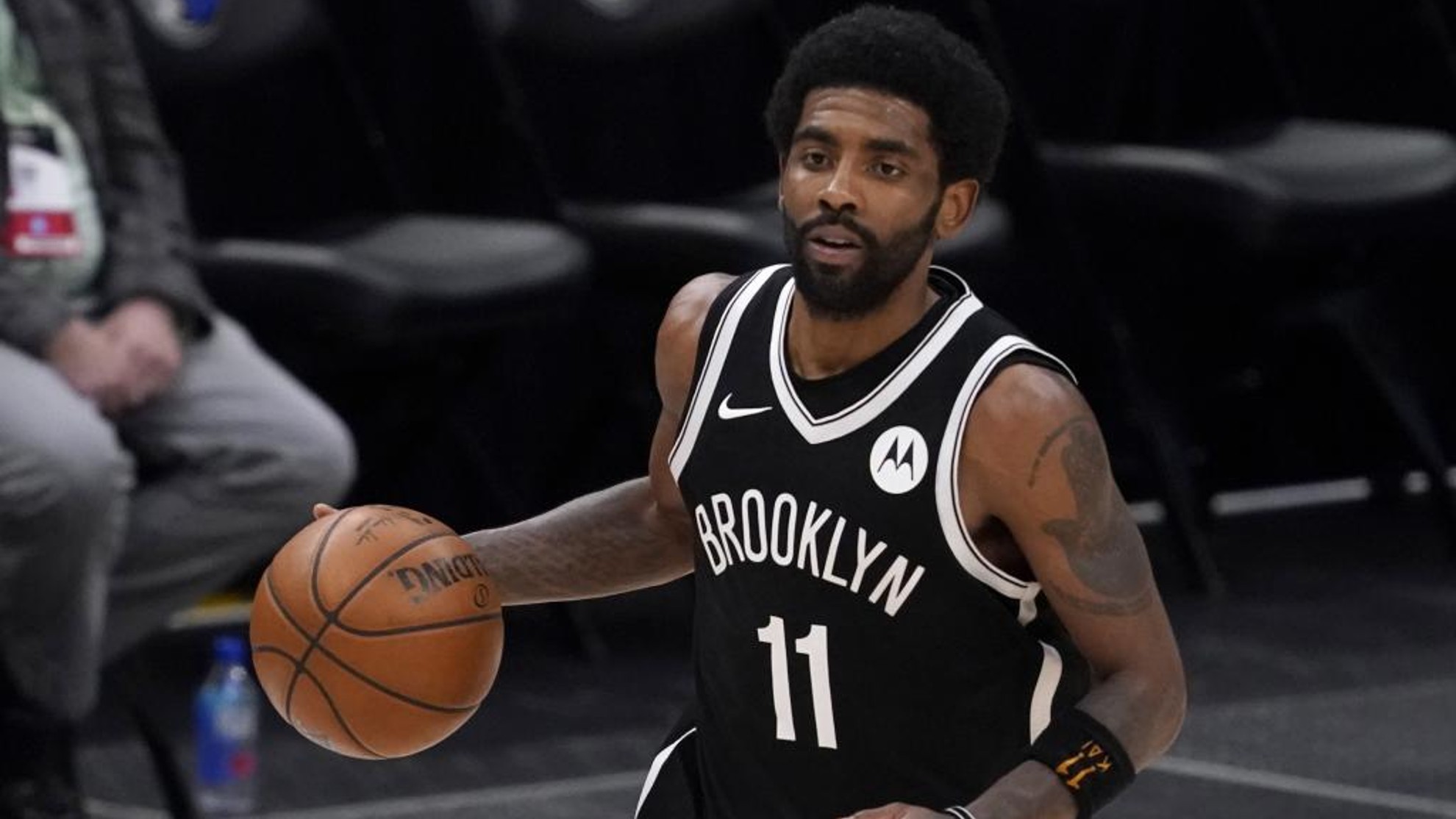 Kyrie Irving dirige el ataque de los Nets durante un partido de la...