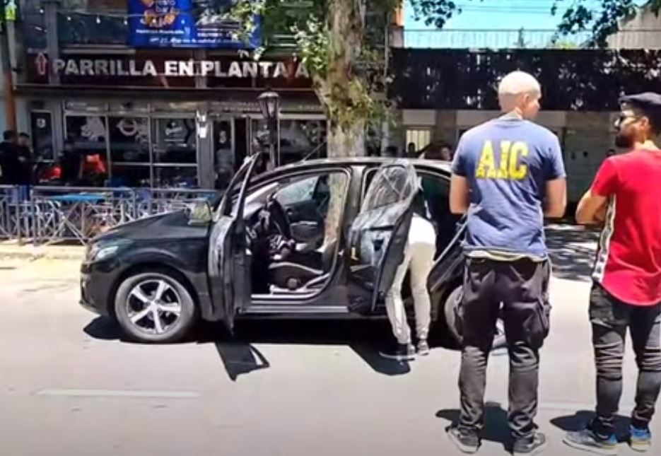 Asaltan y tirotean a la prima de Antonela Roccuzzo, mujer de Messi, para robarle 21.500 euros