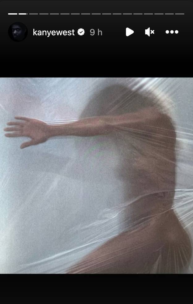 ¡Bianca Censori lo ha vuelto a hacer! Se pasea casi desnuda por la calle junto a Kanye West