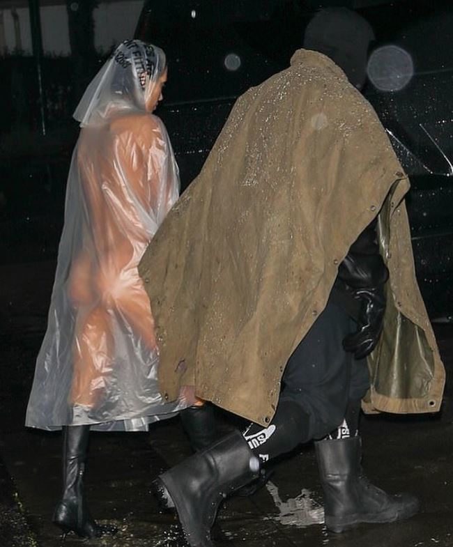 ¡Bianca Censori lo ha vuelto a hacer! Se pasea casi desnuda por la calle junto a Kanye West