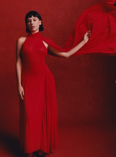 El sorprendente nuevo peinado de Ester Exp�sito recibe fuertes cr�ticas: "Reina �Por qu� te peinaron como el Peso Pluma?"