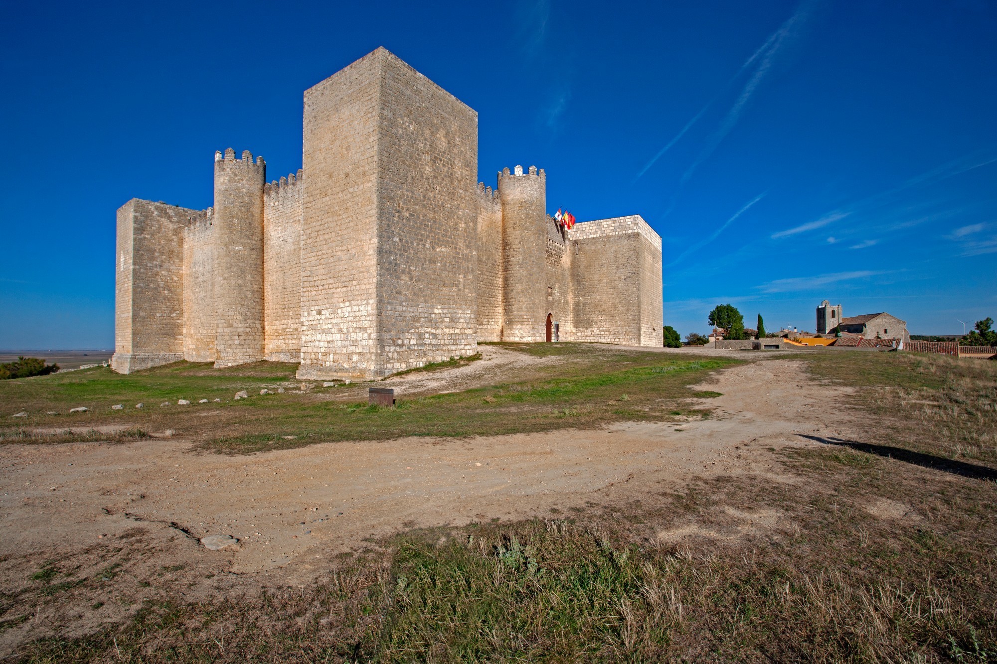 El castillo medieval de Valladolid que domina el paisaje castellano: una joya arquitectónica que ofrece panorámicas inigualables